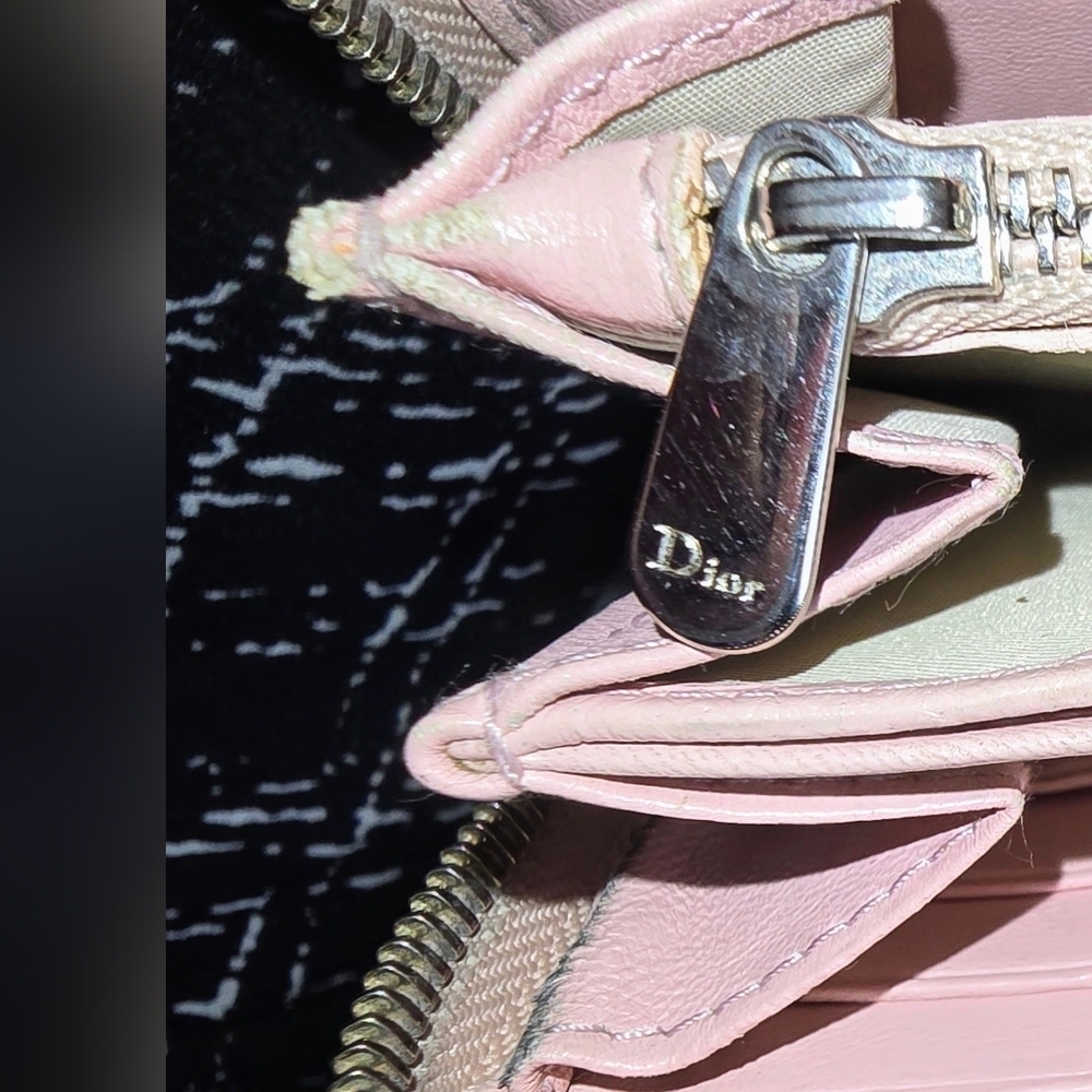 Christian Dior Baby Pink Embossed Patent Leather Women's Wallet - Picture 10 of 10